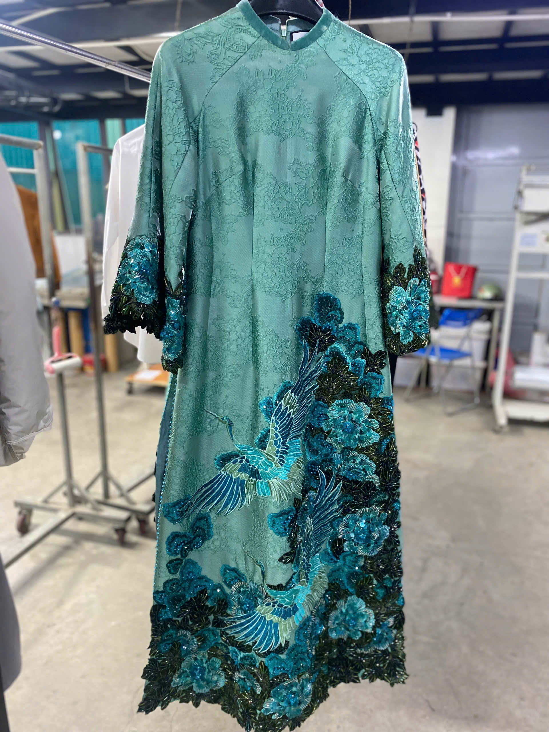 Đối với các dòng áo dài cao cấp có đính đá, kết cườm hay thêu tay tỉ mỉ, việc giặt giũ cần sự cẩn trọng tuyệt đối để không làm hỏng phom dáng hay rụng phụ kiện.